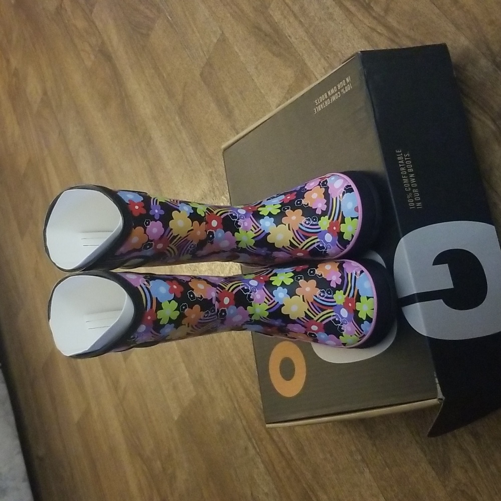 Bogs Rainboot Rainbow Flower Brand New in the box! Girls Kids Size 5